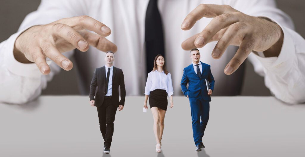 equipo de profesionales caminando juntos, representando retención de talento y reducción de rotación en una PYME